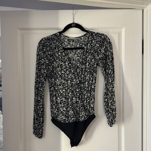 Black and White Floral Long Sleeve Bodysuit - Abercrombie size S